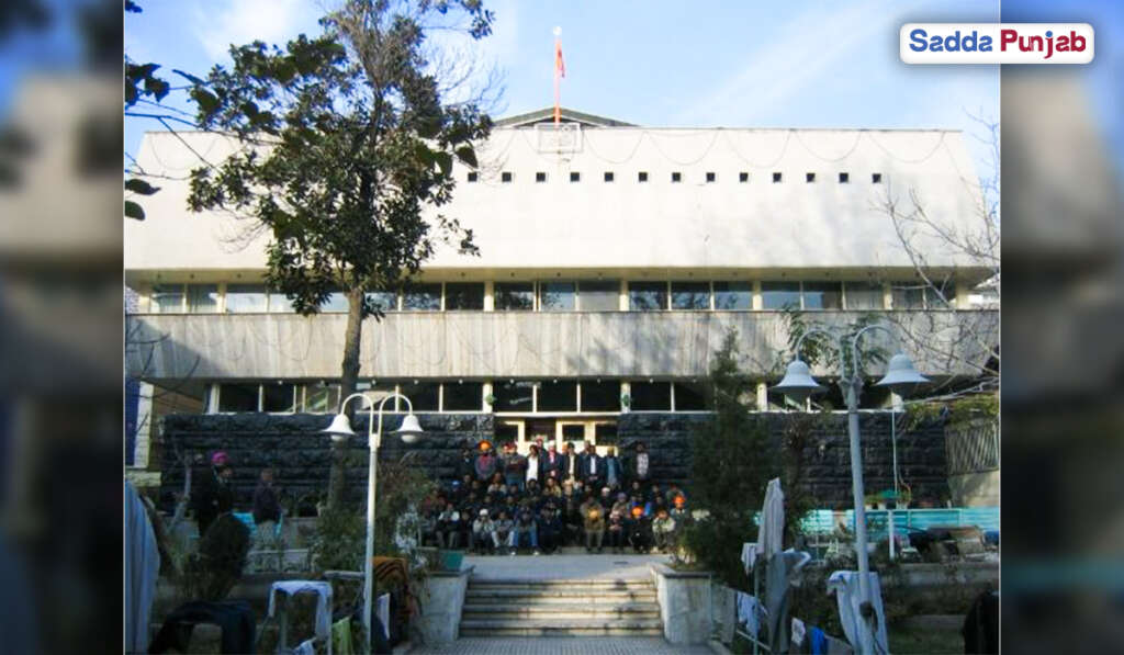 From Punjab to Persia: The Old History and Cultural Bonds of Iranian Sikhs 8 Sikh heritage and Persian language