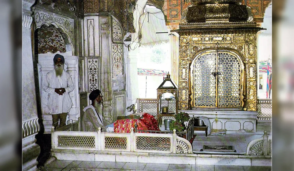 Akal Takht Sahib: A Great Legacy of Truth, Justice and Struggle 4 Guru Arjan Dev Ji used to sit on a bed