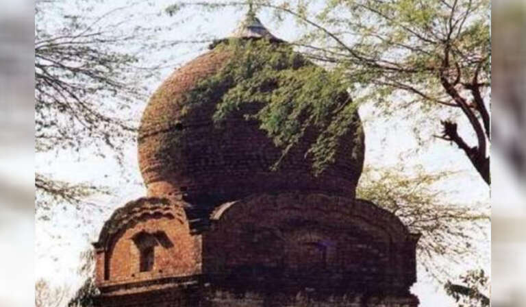 Historical Places in Pakistan Touched by the Feet of Guru Nanak Dev Ji 11 ‘ਗੁਰਦੁਆਰਾ ਸੱਚਖੰਡ ਚੂਹੜਕਾਣਾ 768x448 1